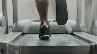 特写镜头运动脚运行跑步机健身健身房